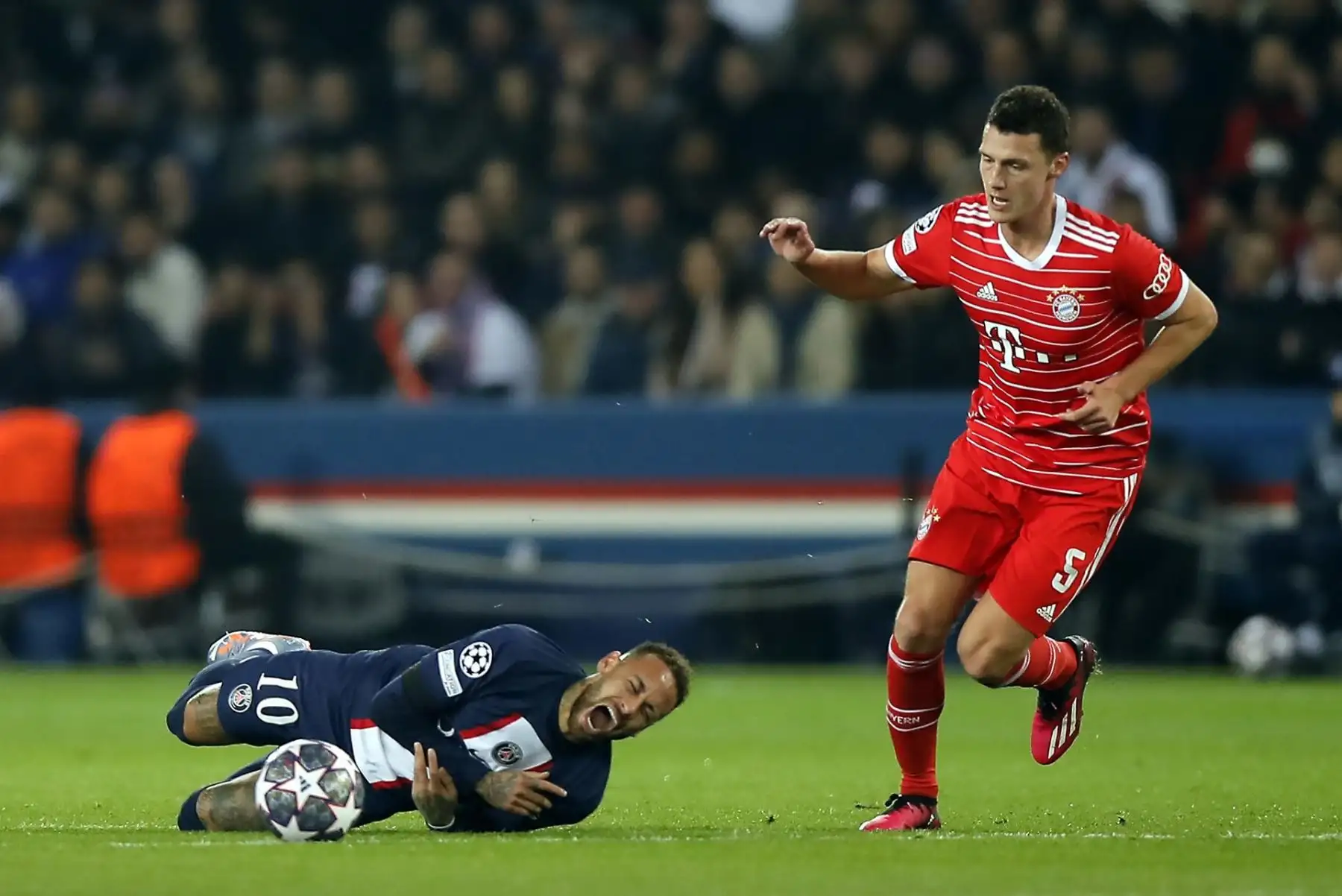 Neymar (L) del PSG reacciona después de ser abordado por Benjamin Pavard del Bayern de Múnich durante los octavos de final de la Liga de Campeones de la UEFA, partido de ida entre el Paris Saint-Germain y el Bayern de Múnich en París, Francia, el 14 de febrero de 2023.

Foto: EFE