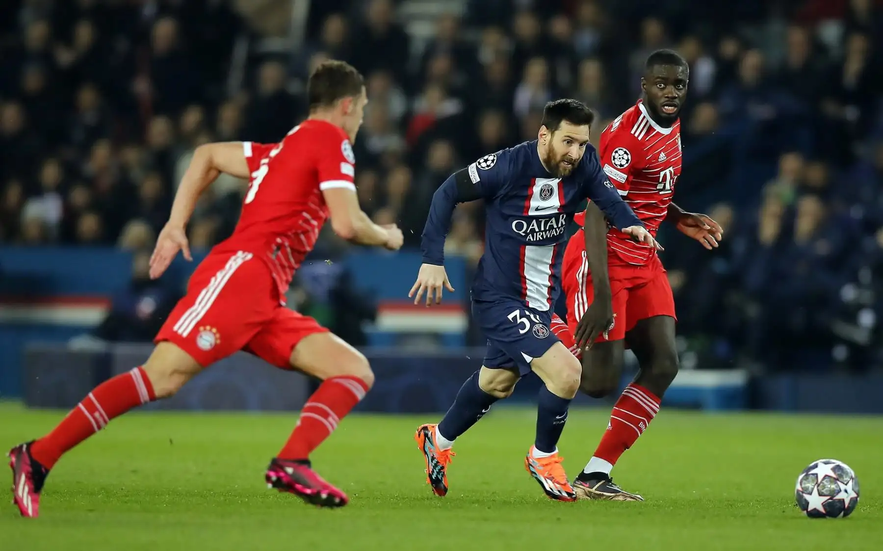 Lionel Messi (C) del PSG en acción contra Benjamin Pavard (L) y Dayot Upamecano (R) del Bayern Munich durante los octavos de final de la Liga de Campeones de la UEFA, primer partido entre Paris Saint-Germain y el Bayern Munich en París, Francia, 14 febrero de 2023.

Foto: EFE