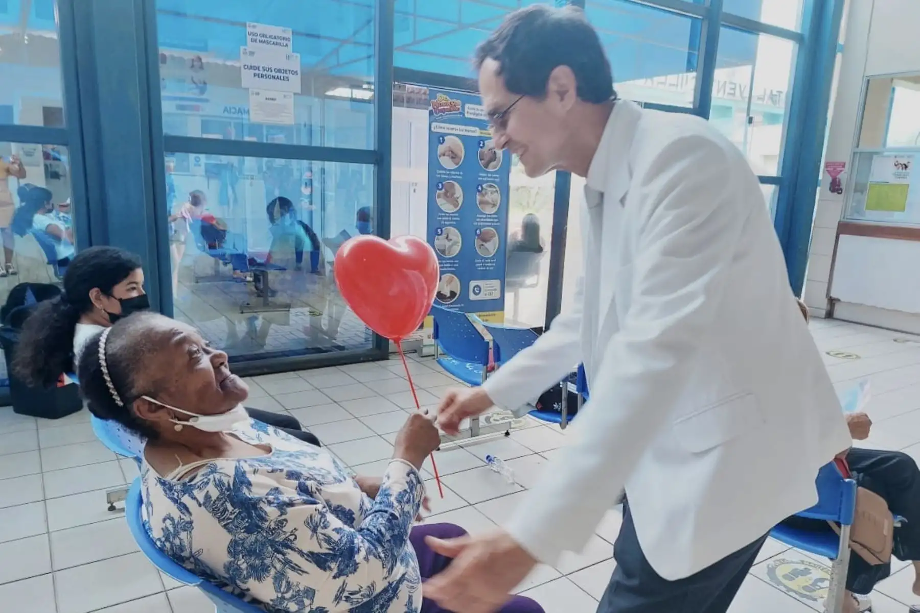 El director del Hospital de Ventanilla, Hamilton Alejandro García Díaz, se unió a los trabajadores y usuarios en un gran abrazo de amistad. ANDINA/ Gobierno Regional del Callao