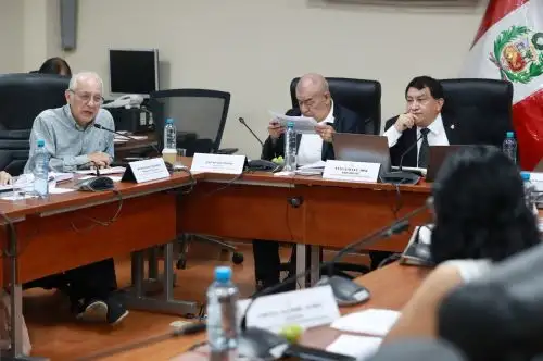 Ministro de Educación, Óscar Becerra, asistió hoy a Comisión de Presupuesto, que preside José Luna.