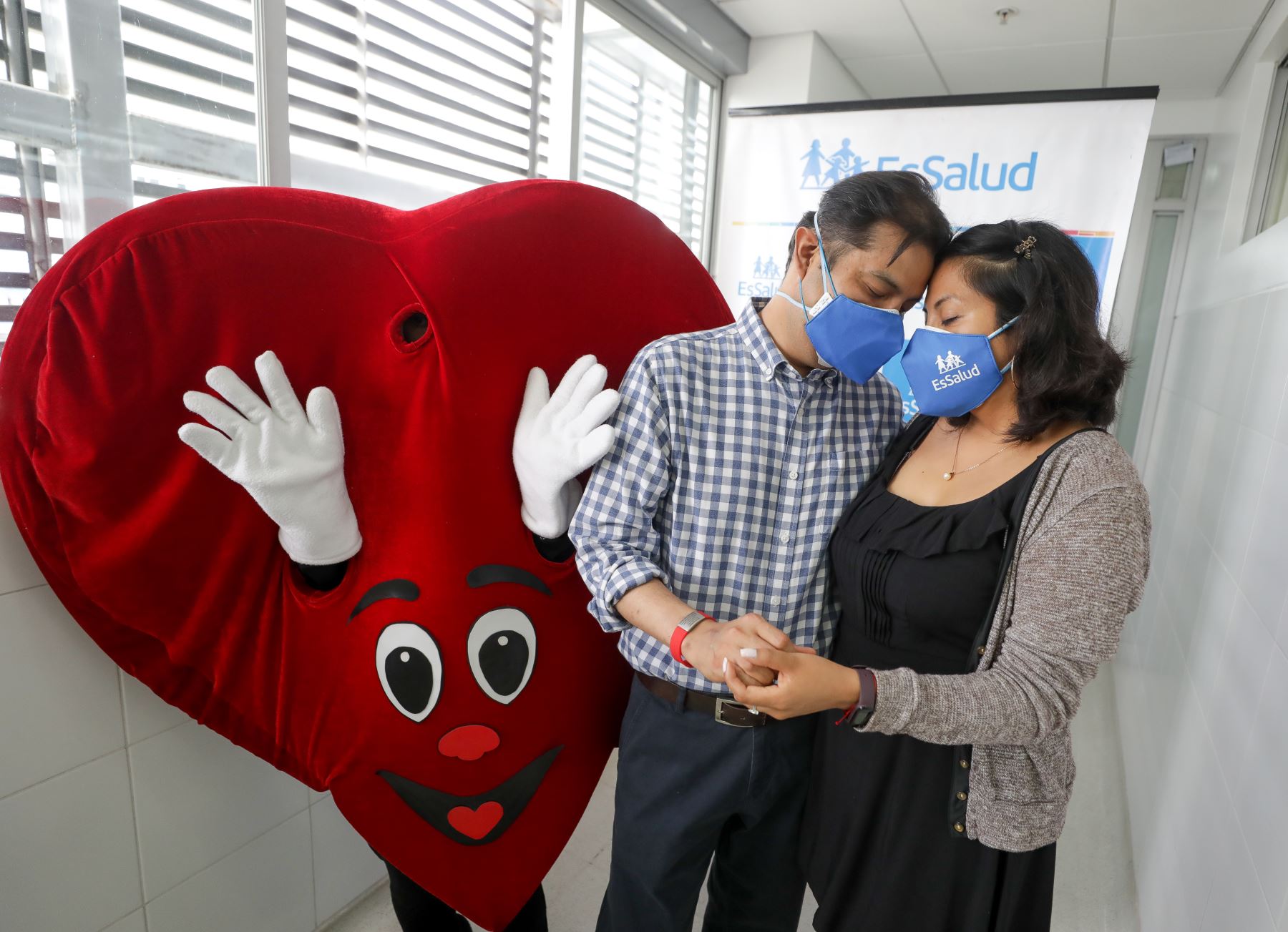 Ricardo Cuba García comparte con Carol Córdova, su novia, la  felicidad de haber respondido al trasplante de corazón. ANDINA/ EsSalud.