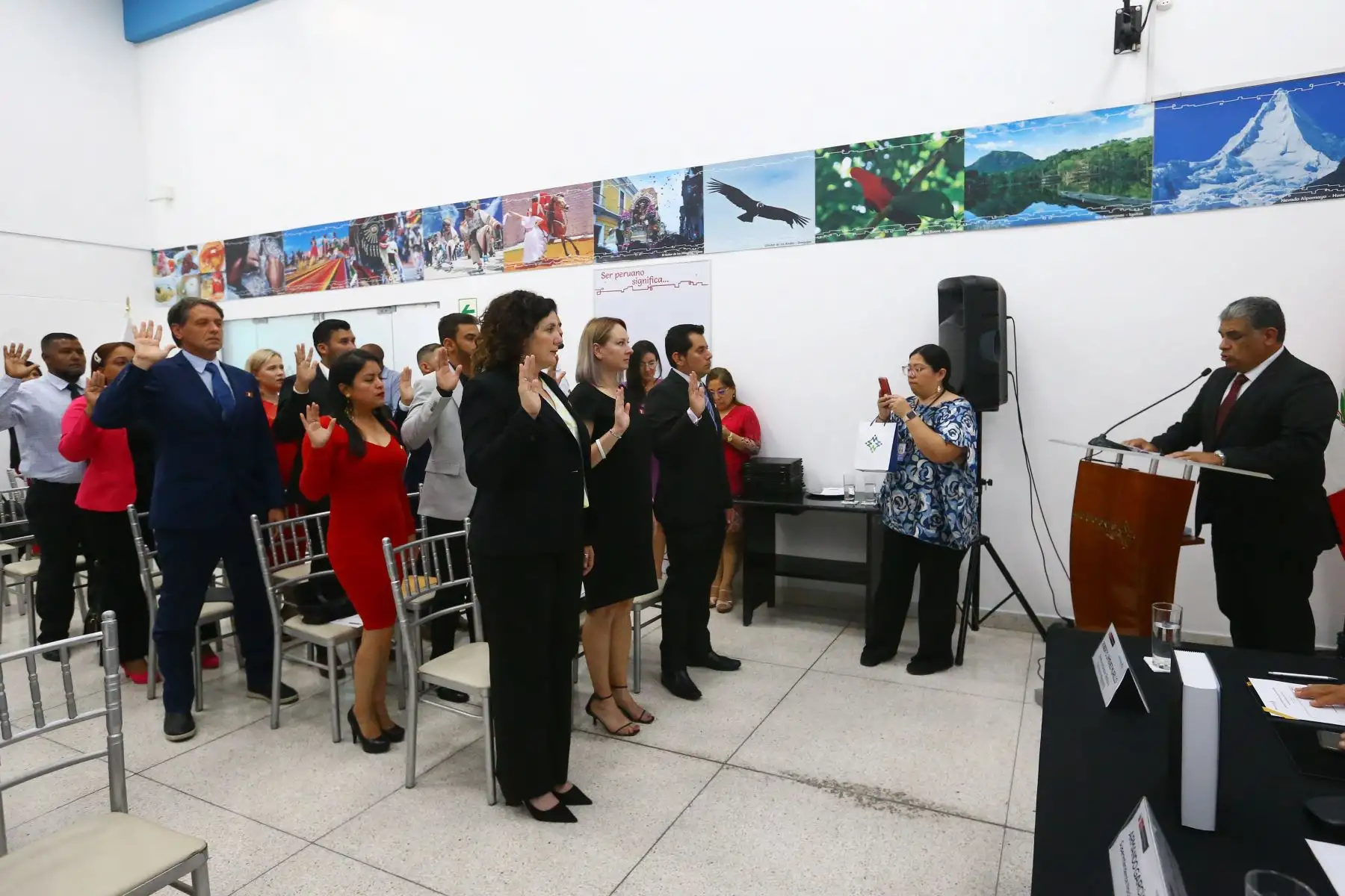 En el “Día del Amor”, trece ciudadanos extranjeros obtienen la nacionalidad peruana por matrimonio. La ceremonia lo  encabeza el Superintendente Nacional de Migraciones, Armando García, y contó con la presencia de las parejas de los nuevos ciudadanos peruanos.
Foto: ANDINA/Eddy Ramos
