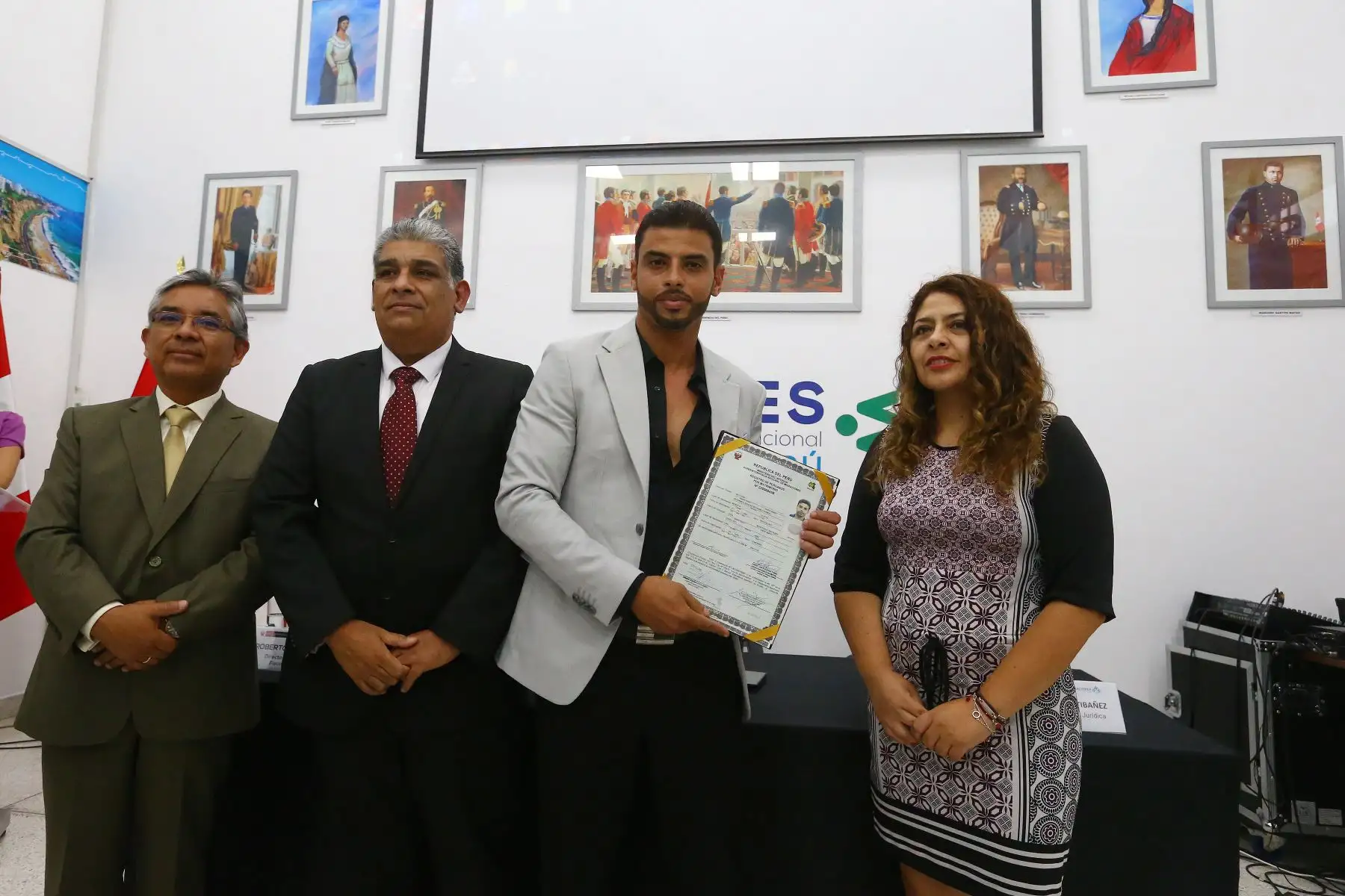 En el “Día del Amor”, trece ciudadanos extranjeros obtienen la nacionalidad peruana por matrimonio. La ceremonia lo  encabeza el Superintendente Nacional de Migraciones, Armando García, y contó con la presencia de las parejas de los nuevos ciudadanos peruanos.En la imagen, el egipcio Mohamed Shaban Ahmed Bayoumy obtiene la ciudadanía peruana.
Foto: ANDINA/Eddy Ramos