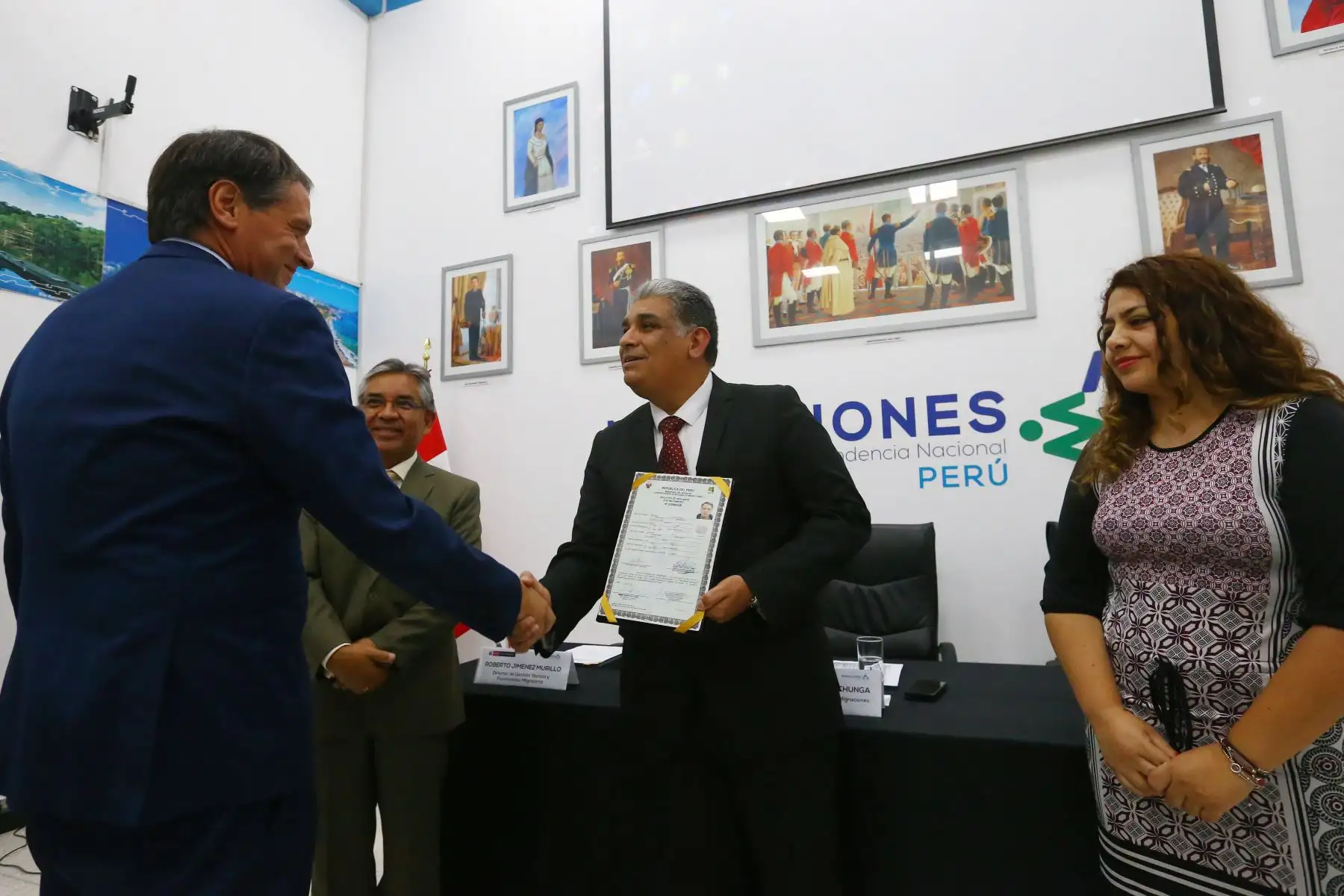 En el “Día del Amor”, trece ciudadanos extranjeros obtienen la nacionalidad peruana por matrimonio. La ceremonia lo  encabeza el Superintendente Nacional de Migraciones, Armando García, y contó con la presencia de las parejas de los nuevos ciudadanos peruanos.
Foto: ANDINA/Eddy Ramos