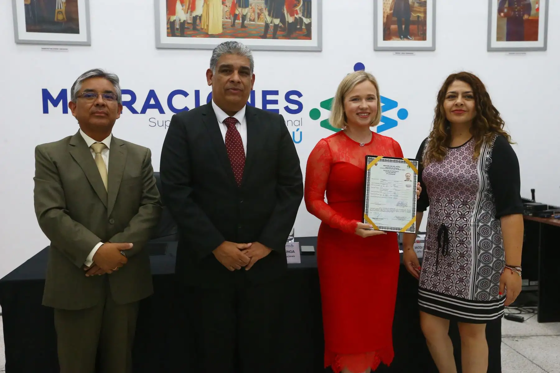 En el “Día del Amor”, trece ciudadanos extranjeros obtienen la nacionalidad peruana por matrimonio. La ceremonia lo  encabeza el Superintendente Nacional de Migraciones, Armando García, y contó con la presencia de las parejas de los nuevos ciudadanos peruanos.
Foto: ANDINA/Eddy Ramos