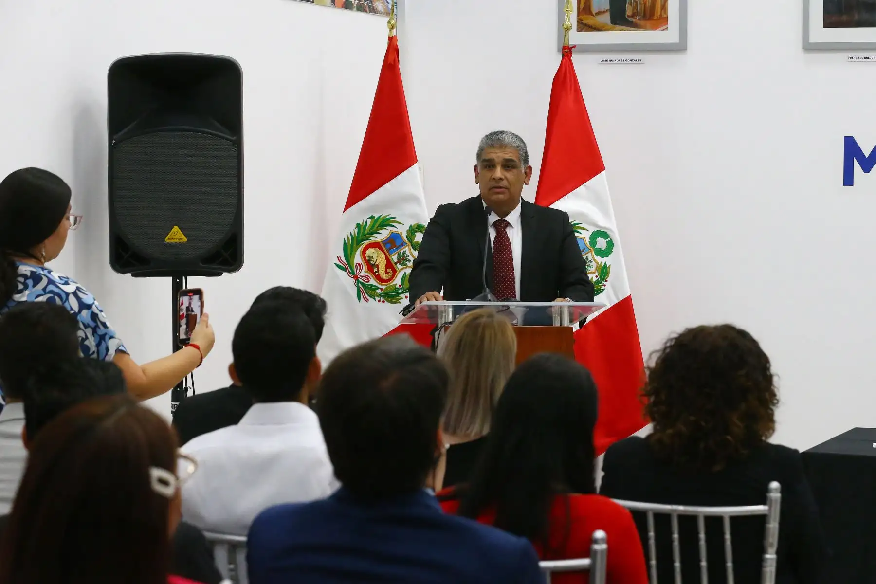 La ceremonia lo  encabeza el Superintendente Nacional de Migraciones, Armando García, y contó con la presencia de las parejas de los nuevos ciudadanos peruanos.
Foto: ANDINA/Eddy Ramos