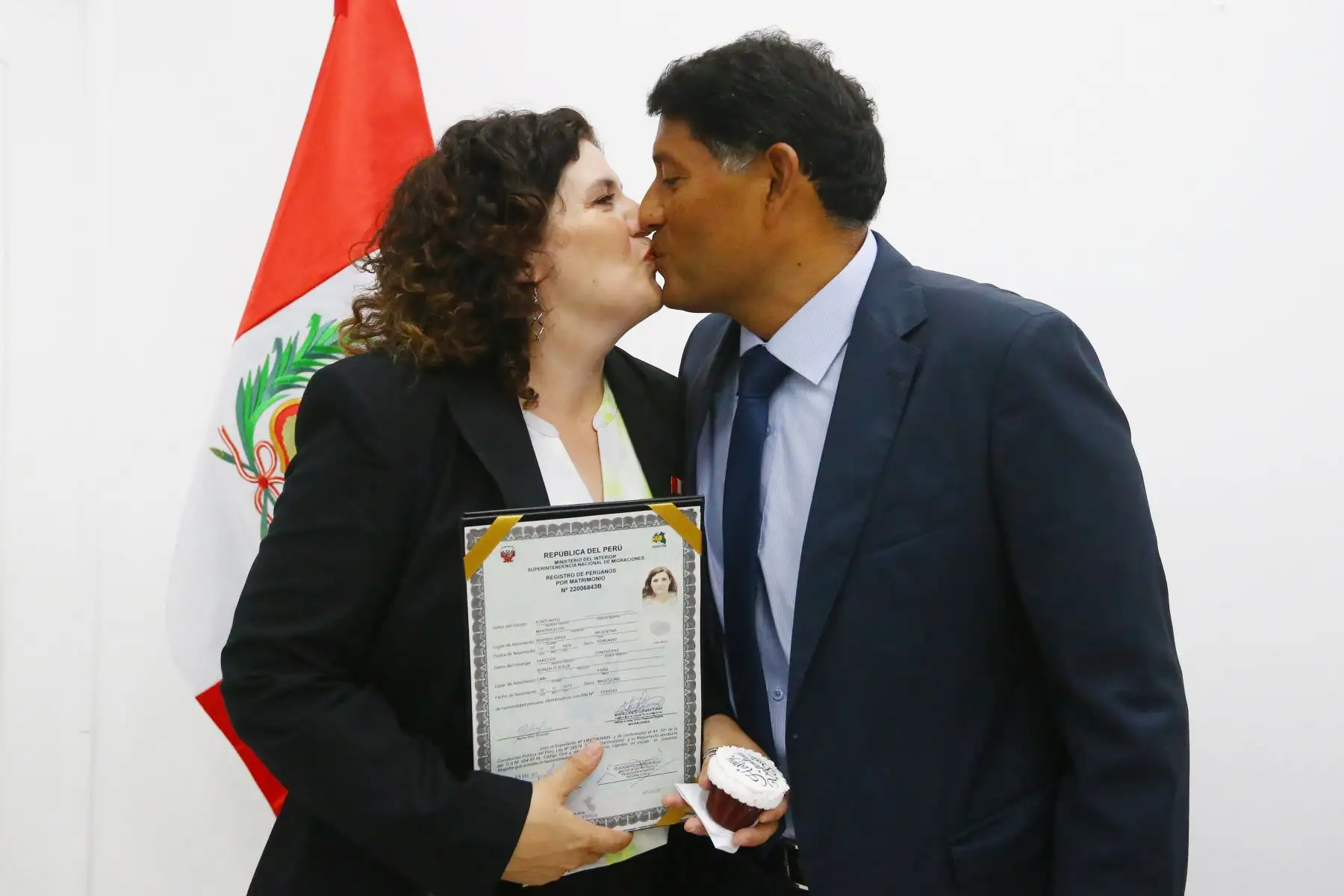 En el “Día del Amor”, trece ciudadanos extranjeros obtienen la nacionalidad peruana por matrimonio. En la imagen, la   argentina Martha Elisa Fortunato, que obtiene la ciudadanía peruana.
Foto: ANDINA/Eddy Ramos