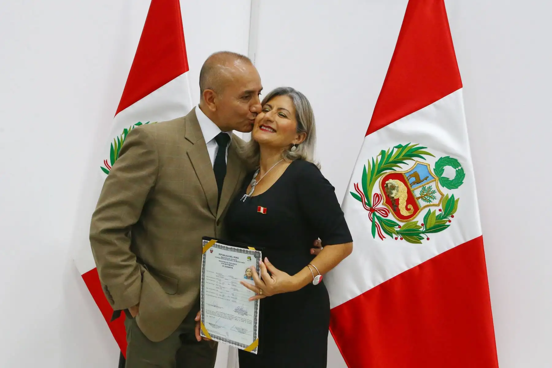 En el “Día del Amor”, trece ciudadanos extranjeros obtienen la nacionalidad peruana por matrimonio.En la imagen, la venezolana Wendy Shirley Maldonado Camargo, que obtiene la ciudadanía peruana.
Foto: ANDINA/Eddy Ramos