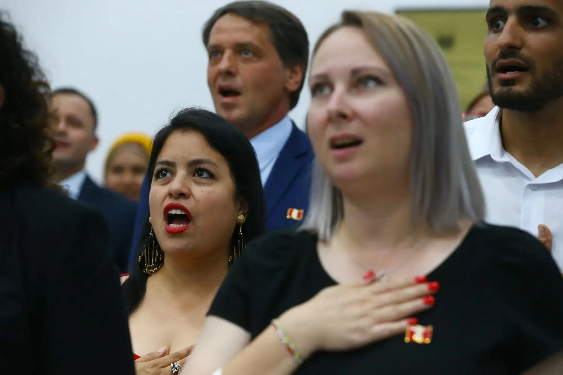 En el “Día del Amor”, trece ciudadanos extranjeros obtienen la nacionalidad peruana por matrimonio. La ceremonia lo  encabeza el Superintendente Nacional de Migraciones, Armando García, y contó con la presencia de las parejas de los nuevos ciudadanos peruanos.
Foto: ANDINA/Eddy Ramos