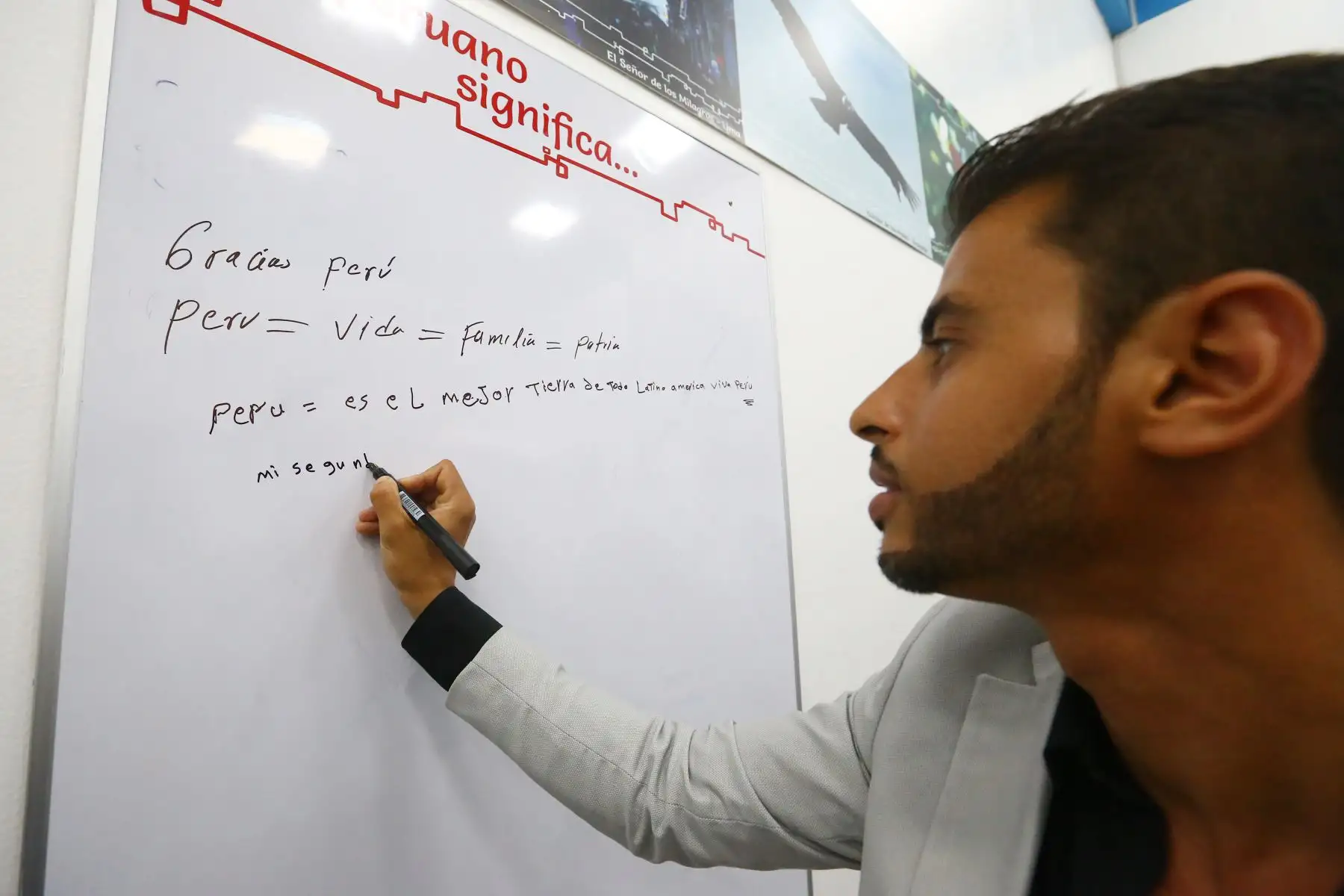 En el “Día del Amor”, trece ciudadanos extranjeros obtienen la nacionalidad peruana por matrimonio.
En la imagen, el egipcio Mohamed Shaban Ahmed Bayoumy obtiene la ciudadanía peruana.
Foto: ANDINA/Eddy Ramos