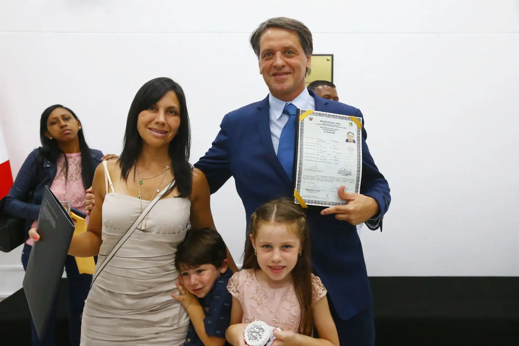 En el “Día del Amor”, trece ciudadanos extranjeros obtienen la nacionalidad peruana por matrimonio.En la imagen, el español Rafael Moreno junto a su familia, obtiene la ciudadanía peruana.
Foto: ANDINA/Eddy Ramos