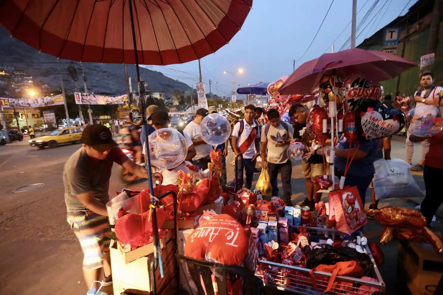 Decenas de limeños salen a comprar flores y globos a  por el día de "San Valentín"
Foto: ANDINA/Ricardo Cuba