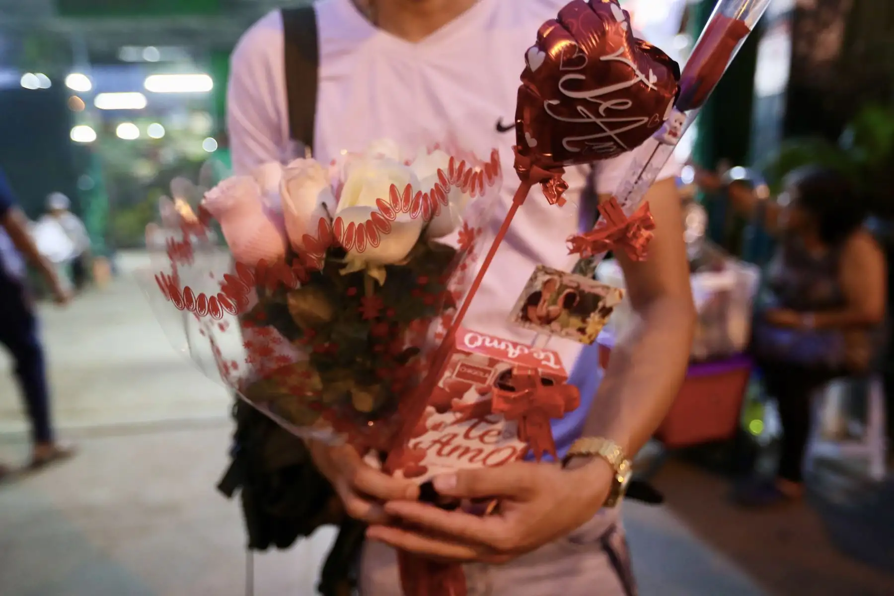 Decenas de limeños salen a comprar flores y globos a  por el día de "San Valentín"
Foto: ANDINA/Ricardo Cuba