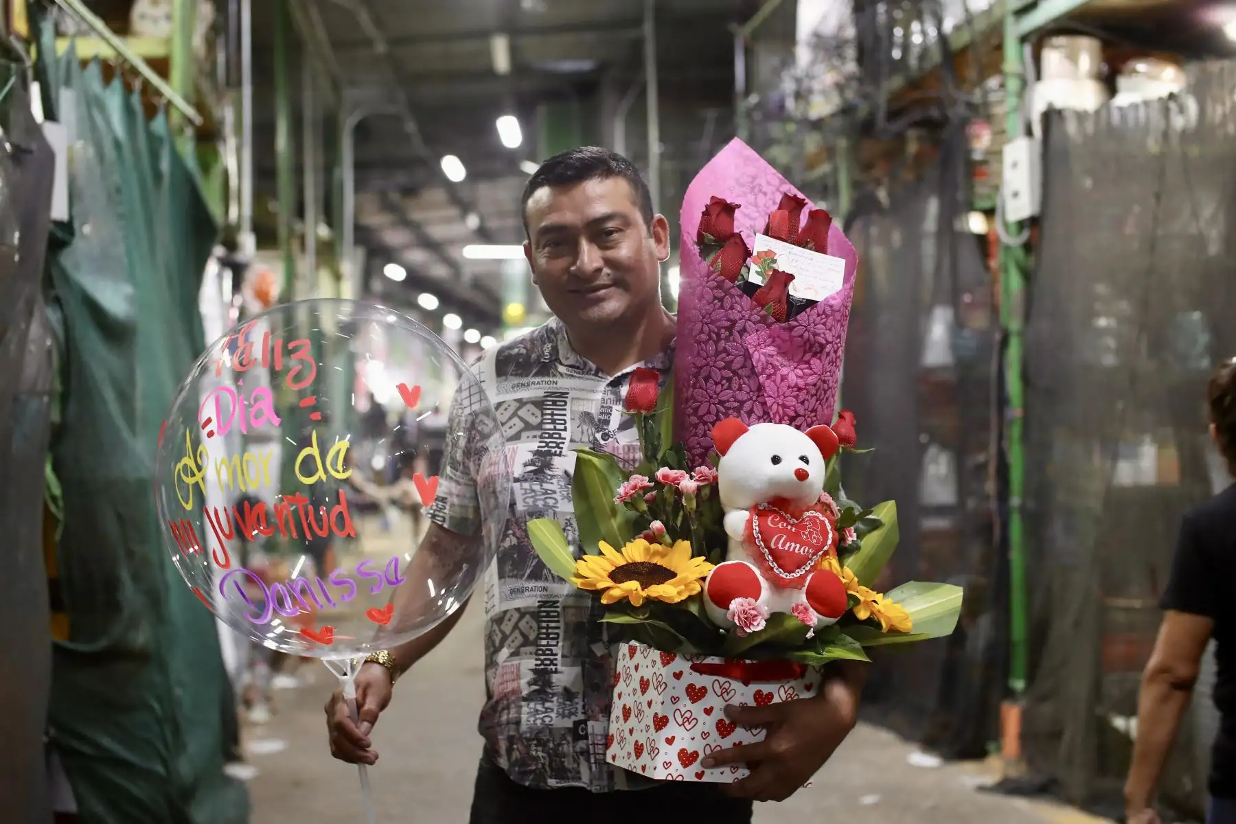 Decenas de limeños salen a comprar flores y globos a  por el día de "San Valentín"
Foto: ANDINA/Ricardo Cuba