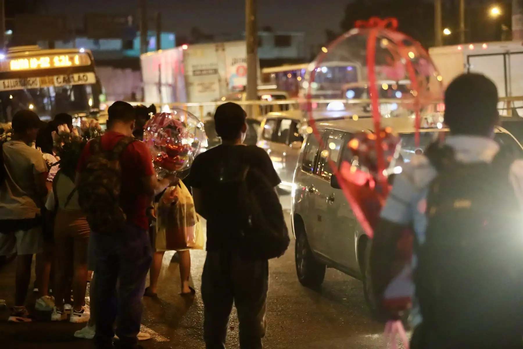 Decenas de limeños salen a comprar flores y globos a  por el día de "San Valentín"
Foto: ANDINA/Ricardo Cuba