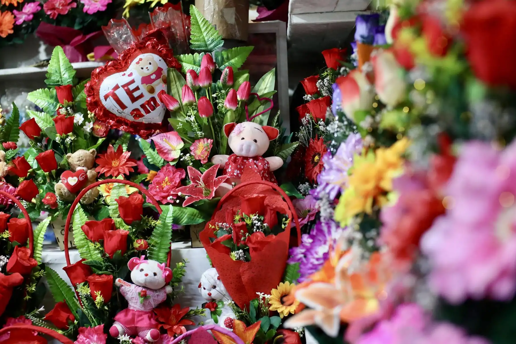 Decenas de limeños salen a comprar flores y globos a  por el día de "San Valentín"
Foto: ANDINA/Ricardo Cuba