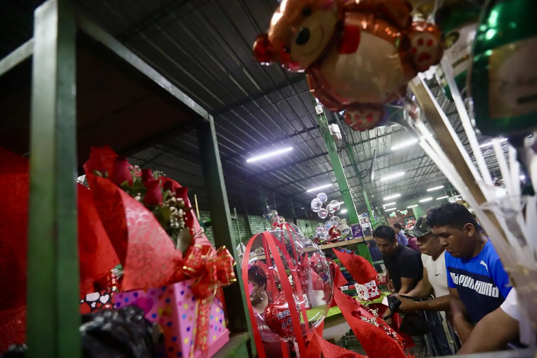 Decenas de limeños salen a comprar flores y globos a  por el día de "San Valentín"
Foto: ANDINA/Ricardo Cuba