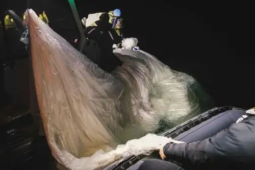 Fotografía cedida por la Armada de EE. UU., donde aparecen unos marineros asignados al Grupo 2 de Eliminación de Artefactos Explosivos mientras recuperan el globo de vigilancia chino del mar, el 5 de febrero del 2023, frente a la costa de Myrtle Beach, Carolina del Sur (EE. UU.). Foto: EFE