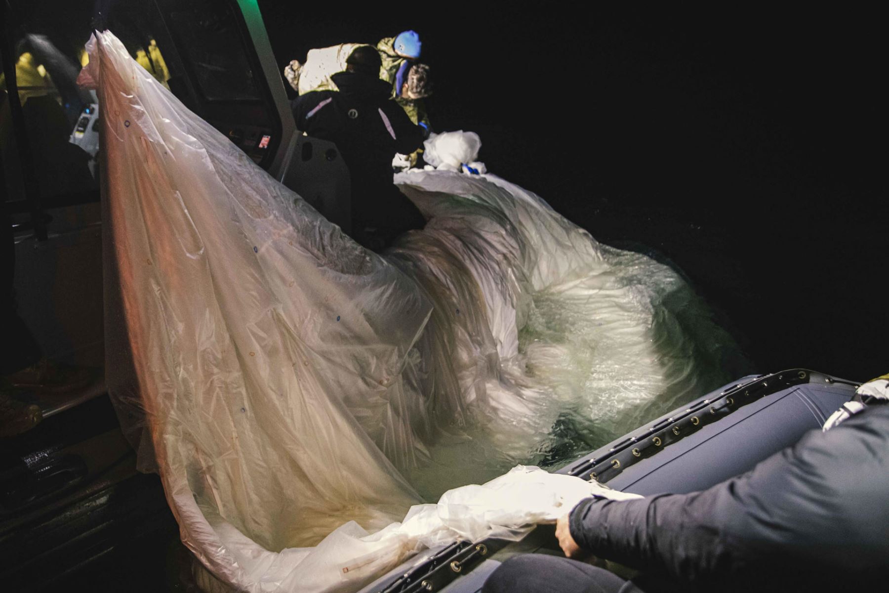 Fotografía cedida por la Armada de EE. UU., donde aparecen unos marineros asignados al Grupo 2 de Eliminación de Artefactos Explosivos mientras recuperan el globo de vigilancia chino del mar, el 5 de febrero del 2023, frente a la costa de Myrtle Beach, Carolina del Sur (EE. UU.). Foto: EFE