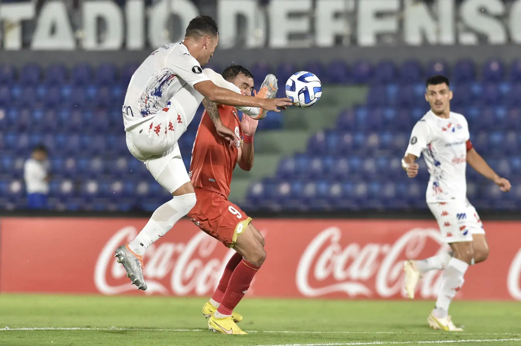 El defensor de Nacional, Francisco Báez (L), lucha por el balón con el delantero chileno de Sport Huancayo, Carlos Escobar, durante el partido de vuelta de la etapa uno de la Copa Libertadores entre Nacional y Sport Huancayo, en el estadio Defensores del Chaco en Asunción, el 14 de febrero de 2023.

Foto: AFP