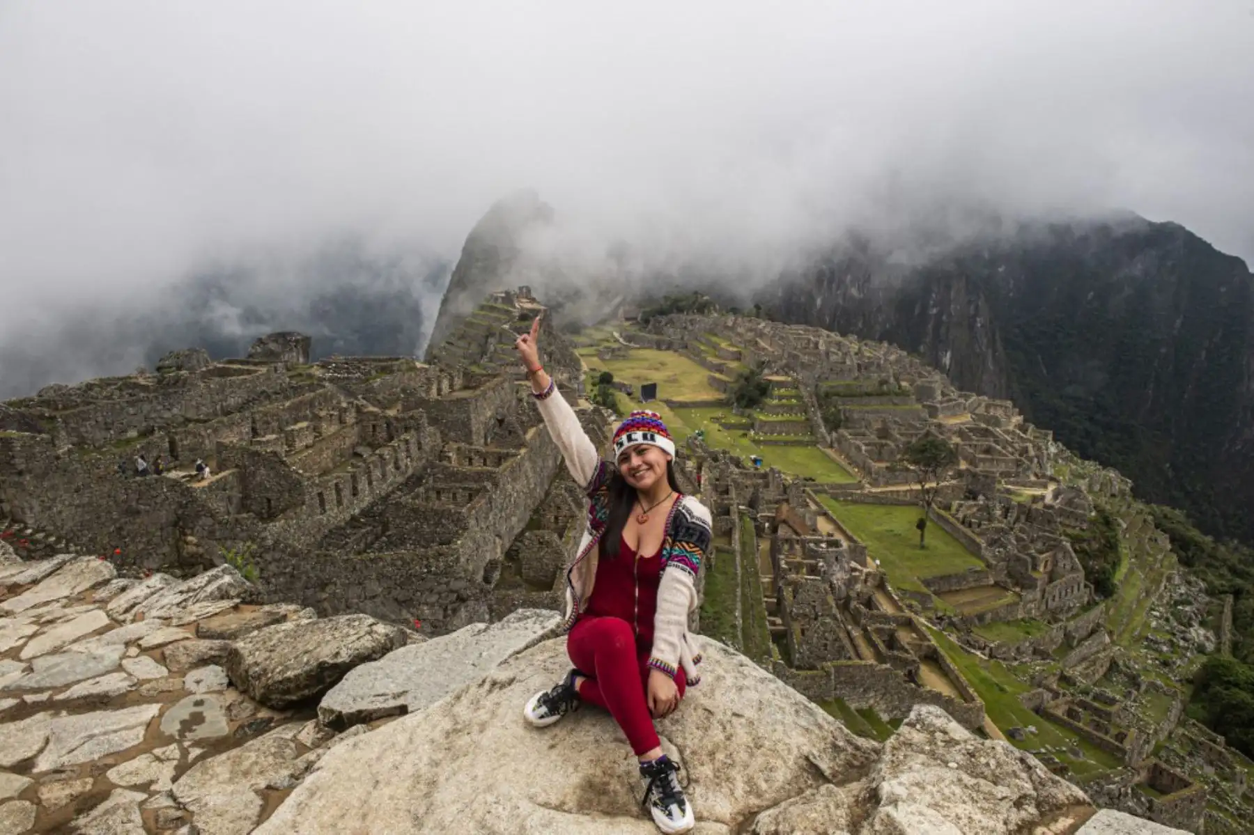 Una turista posa para una foto frente al sitio arqueológico de Machu Picchu, en Cusco, Perú. Foto: AFP