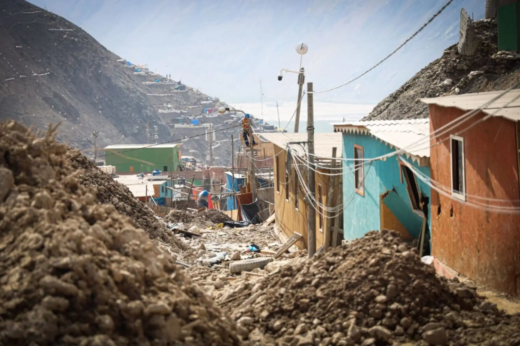 En la zona de Secocha – Camaná, vecinos y autoridades realizan la remoción de escombros con retroexcavadora y palas tras el huaico del 5 de febrero. Foto: Cortesía/Diego Ramos