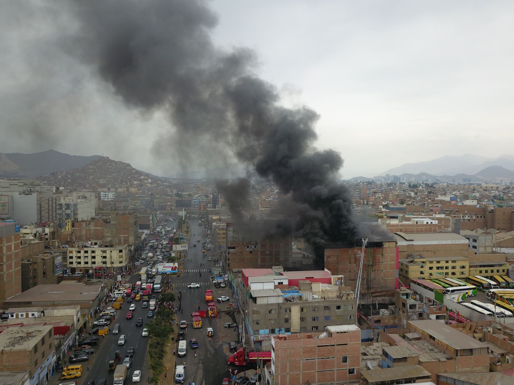 Incendio de grandes proporciones se registra en un edificio con almacenes textiles clandestinos ubicado en inmediaciones de las avenidas México con Aviación, en el distrito de La Victoria. Foto: ANDINA/Braian Reyna