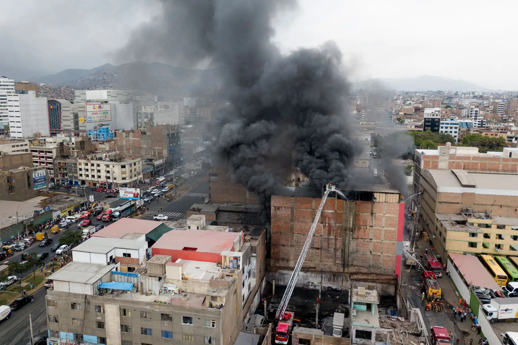 Al menos 21 unidades del Cuerpo General de Bomberos Voluntarios atienden un incendio de grandes proporciones en un edificio de almacenes textiles clandestinos ubicado en inmediaciones de las avenidas México con Aviación, en el distrito de La Victoria.
 Foto: ANDINA/Braian Reyna