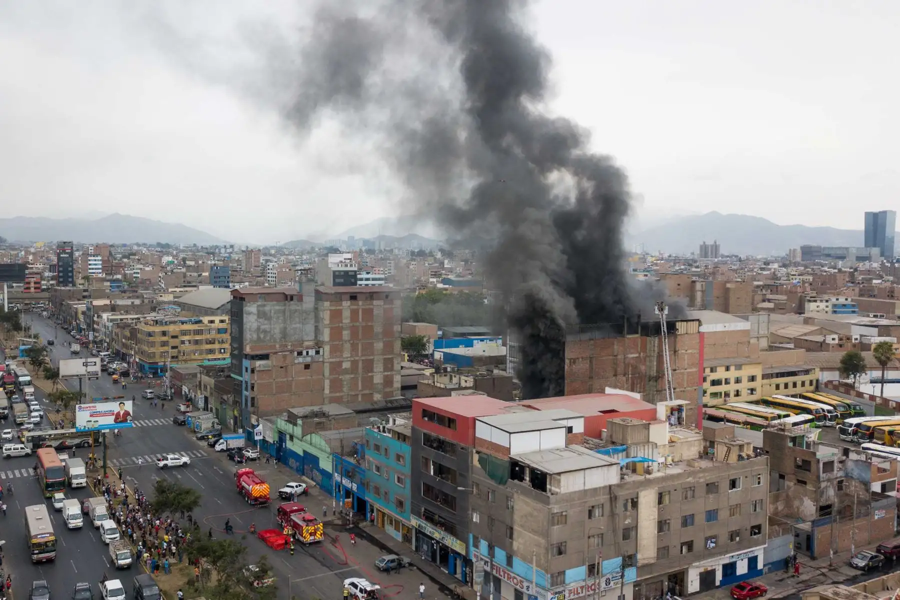Al menos 21 unidades del Cuerpo General de Bomberos Voluntarios atienden un incendio de grandes proporciones en un edificio de almacenes textiles clandestinos ubicado en inmediaciones de las avenidas México con Aviación, en el distrito de La Victoria.
 Foto: ANDINA/Braian Reyna
