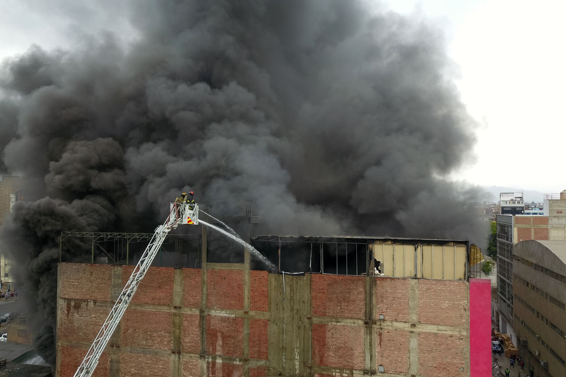 Incendio de grandes proporciones se registra en un edificio con almacenes textiles clandestinos ubicado en inmediaciones de las avenidas México con Aviación, en el distrito de La Victoria. Foto: ANDINA/Braian Reyna