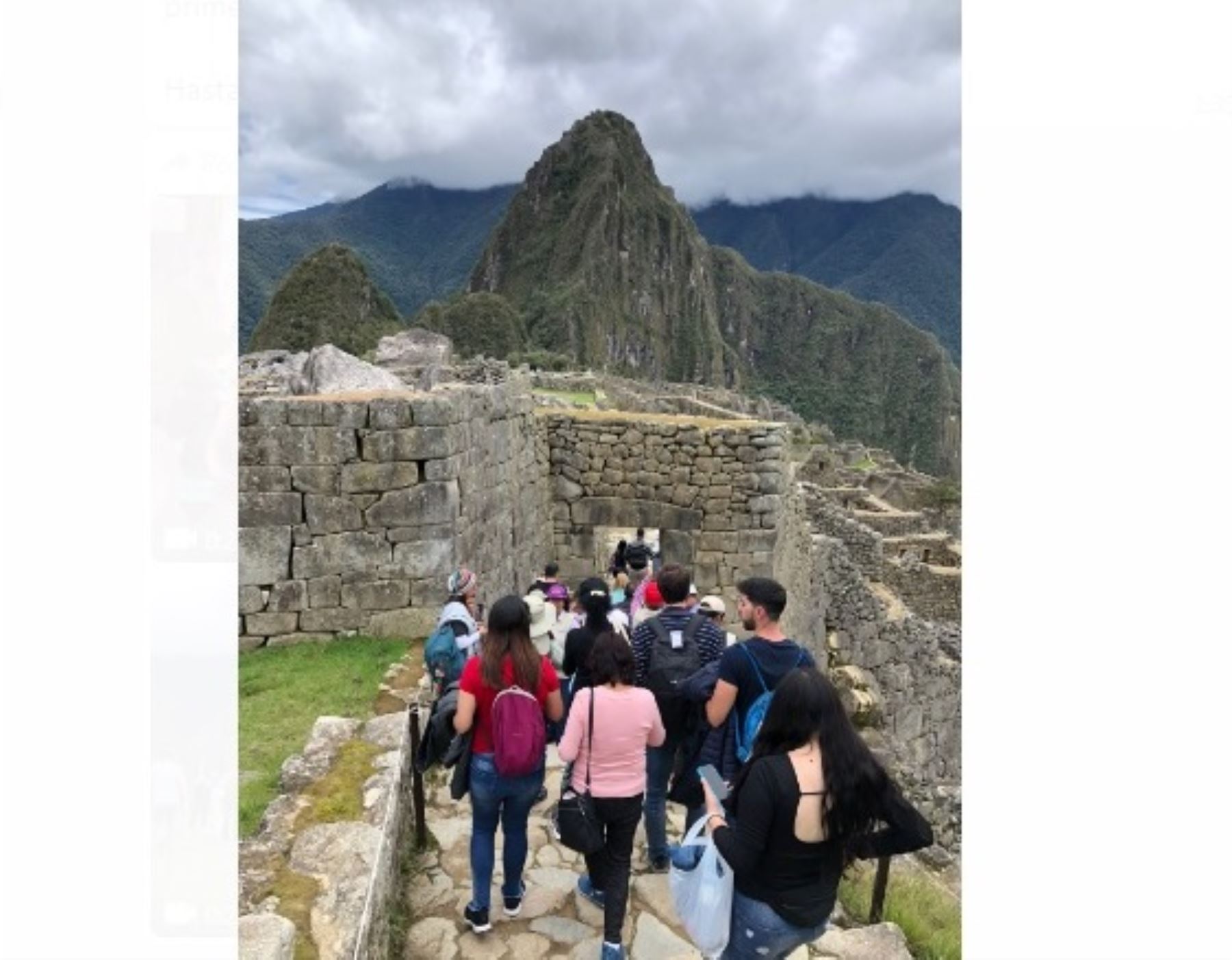 Cerca de un centenar de turistas conformó el primer grupo de visitantes que ingresó esta mañana a la ciudadela de Machu Picchu tras su reapertura oficial.