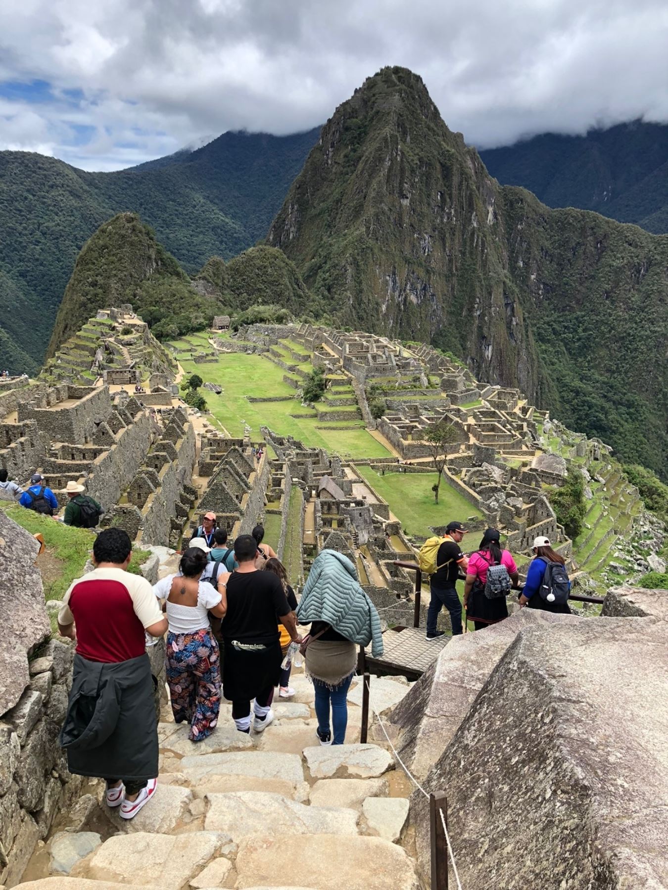 La ministra de Cultura, Leslie Urteaga, expresó hoy su confianza en que, tras la reapertura al turismo de Machu Picchu, la afluencia de visitantes alcanzará los niveles óptimos con un máximo de 4,044 personas por día, que es el aforo límite establecido para garantizar la integridad de la ciudadela inca, Patrimonio de la Humanidad y maravilla mundial. ANDINA/Difusión