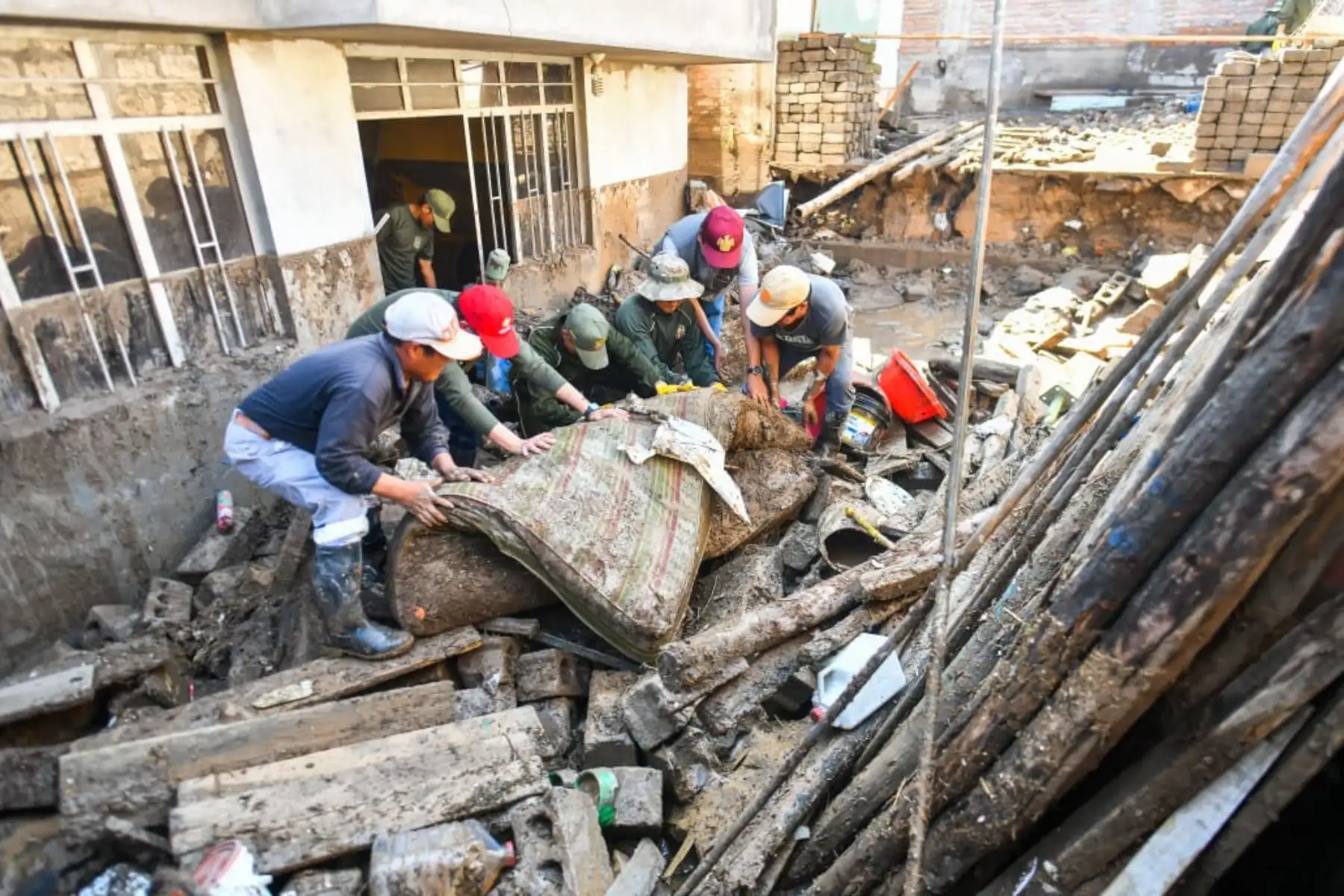 Al menos 60 viviendas resultaron inundadas con lodo y piedras en el distrito de Paucarpata, ubicado en la provincia y región Arequipa, a consecuencia de las persistentes lluvias registradas ayer en la tarde.

Foto: Cortesía/Diego Ramos