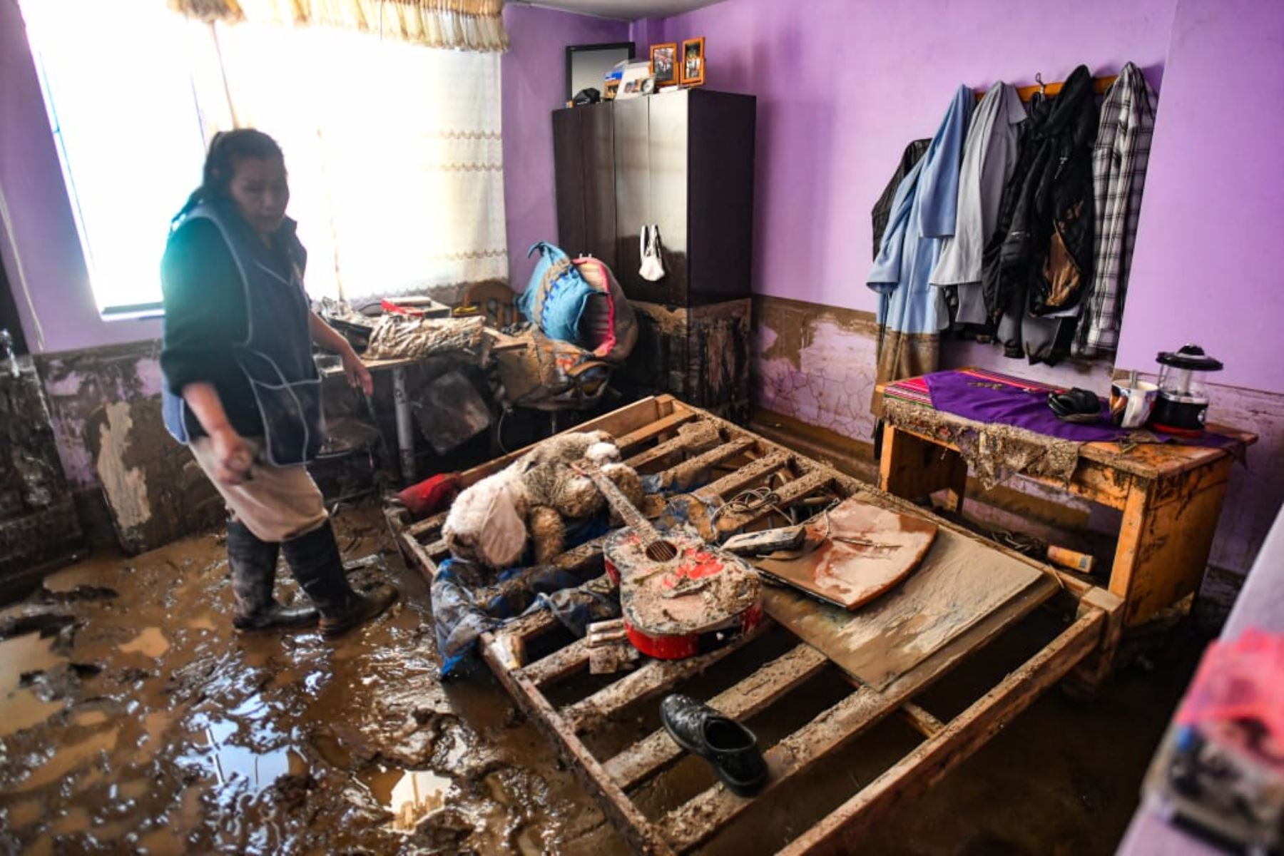 Al menos 60 viviendas inundadas con lodo y piedra se reportaron en el distrito arequipeño de Paucarpata tras la intensa lluvia que se registró ayer en la Ciudad Blanca. Cortesía : Diego Ramos