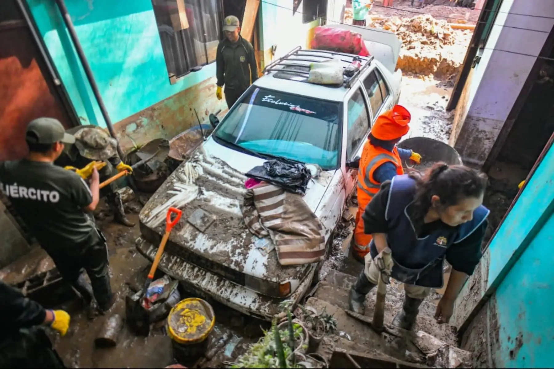 Al menos 60 viviendas resultaron inundadas con lodo y piedras en el distrito de Paucarpata, ubicado en la provincia y región Arequipa, a consecuencia de las persistentes lluvias registradas ayer en la tarde.
Foto: Cortesía/Diego Ramos