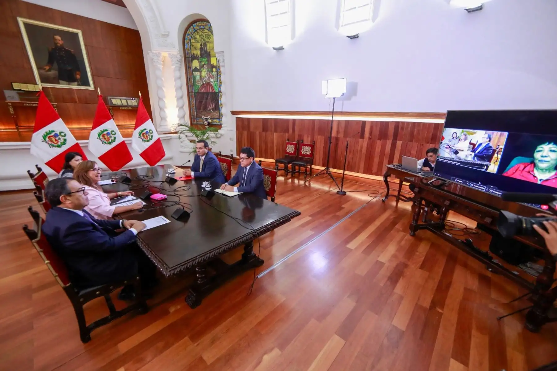 Se inició la ronda de diálogo con los partidos políticos. La jefa de Estado, Dina Boluarte, se reúne con la presidenta de Somos Perú, Patricia Li; el secretario general, Alejandro Fernández; y el congresista José Jerí. Patricia Li participa de manera virtual 

Foto: ANDINA/Prensa Presidencia