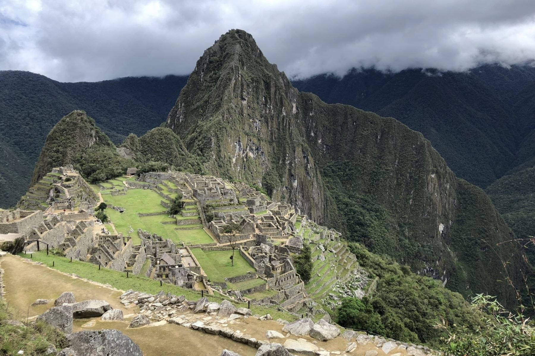 El irresistible interés que genera Machu Picchu en los viajeros de todo el mundo, quienes añoran visitar y recorrer las instalaciones de la formidable ciudadela inca, responde a aspectos históricos, culturales, arqueológicos, arquitectónicos, geográficos, geológicos, entre otros de gran valor universal que le han valido el reconocimiento como Patrimonio de la Humanidad y maravilla del orbe. ANDINA/Difusión