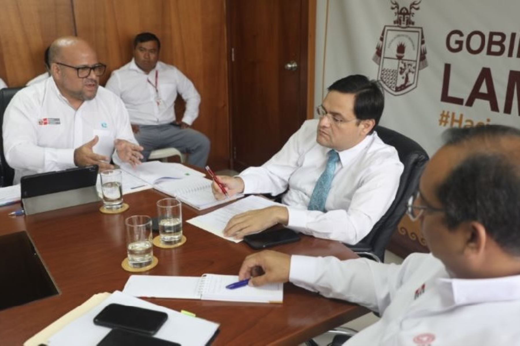 En la ciudad de Chiclayo, el viceministro de Construcción y Saneamiento, Milko Ortega, encabezó mesa técnica. Foto: ANDINA/difusión.