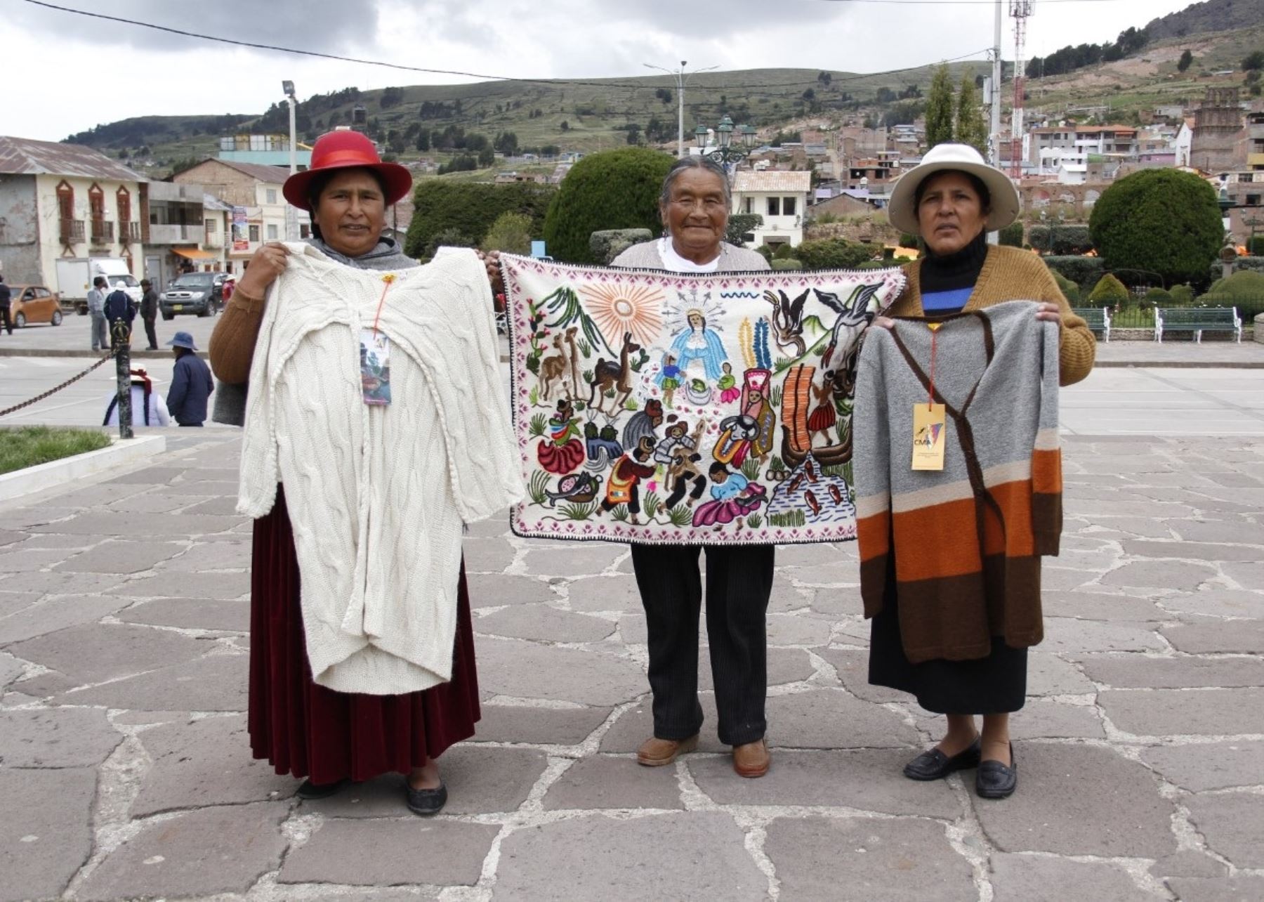 Gobierno Regional de Puno impulsa un proyecto de artesanía para fortalecer la reactivación económica de esta importante actividad afectada por las protestas sociales que se registran en esta región. Foto: Juan Humberto Ccopa.