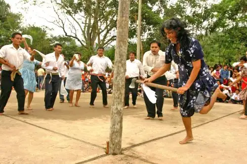 Húmisha, palabra de origen amazónico que se ha incorporado al léxico español en el Perú. Palabra para nombrar al “Cortamonte", celebración, sobre todo en Carnaval, que consiste en derribar con cortes de machete un árbol adornado con regalos en todas sus ramas. ANDINA/archivo