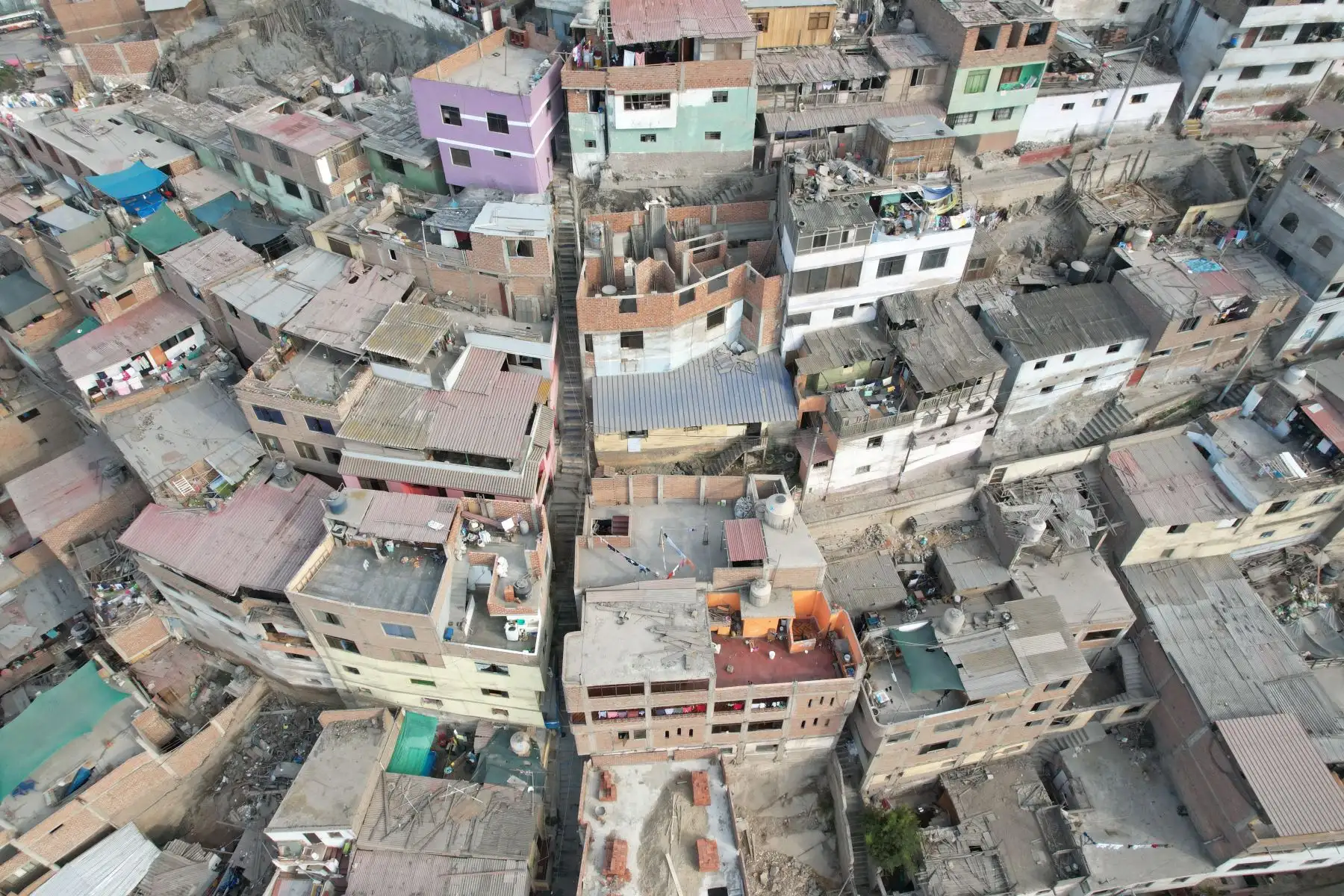 La zona más perjudicada fue la avenida Malecón Checa, donde el agua llegó hasta las puertas de las viviendas y tiendas. El desborde también alcanzó varias calles de las localidades de Campoy y Santa María de Huachipa, incluso hasta el puente Trujillo, en el Rímac.
Foto: ANDINA/Juan Carlos Guzmán Negrini.