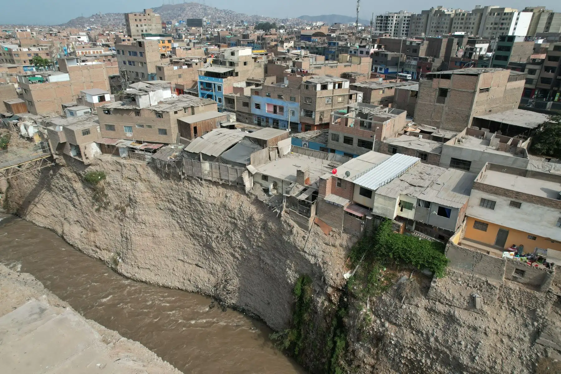 El río Rímac se encuentra en un nivel 2, de un máximo de 3, lo que equivale a una crecida importante en su caudal cuyo monitoreo sigue siendo necesario. ANDINA/Juan Carlos Guzmán