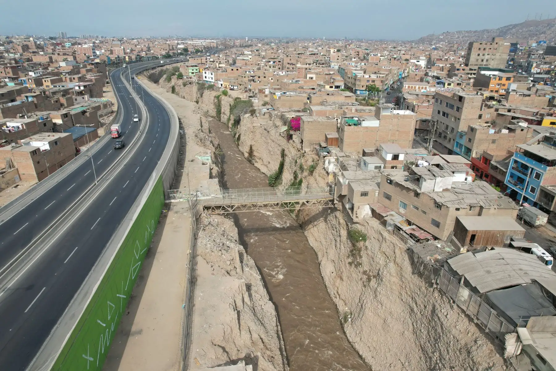 Viviendas en las laderas del río Rímac en riesgo de derrumbe ante un eventual sismo de alta magnitud.

Foto: ANDINA/Juan Carlos Guzmán Negrini.