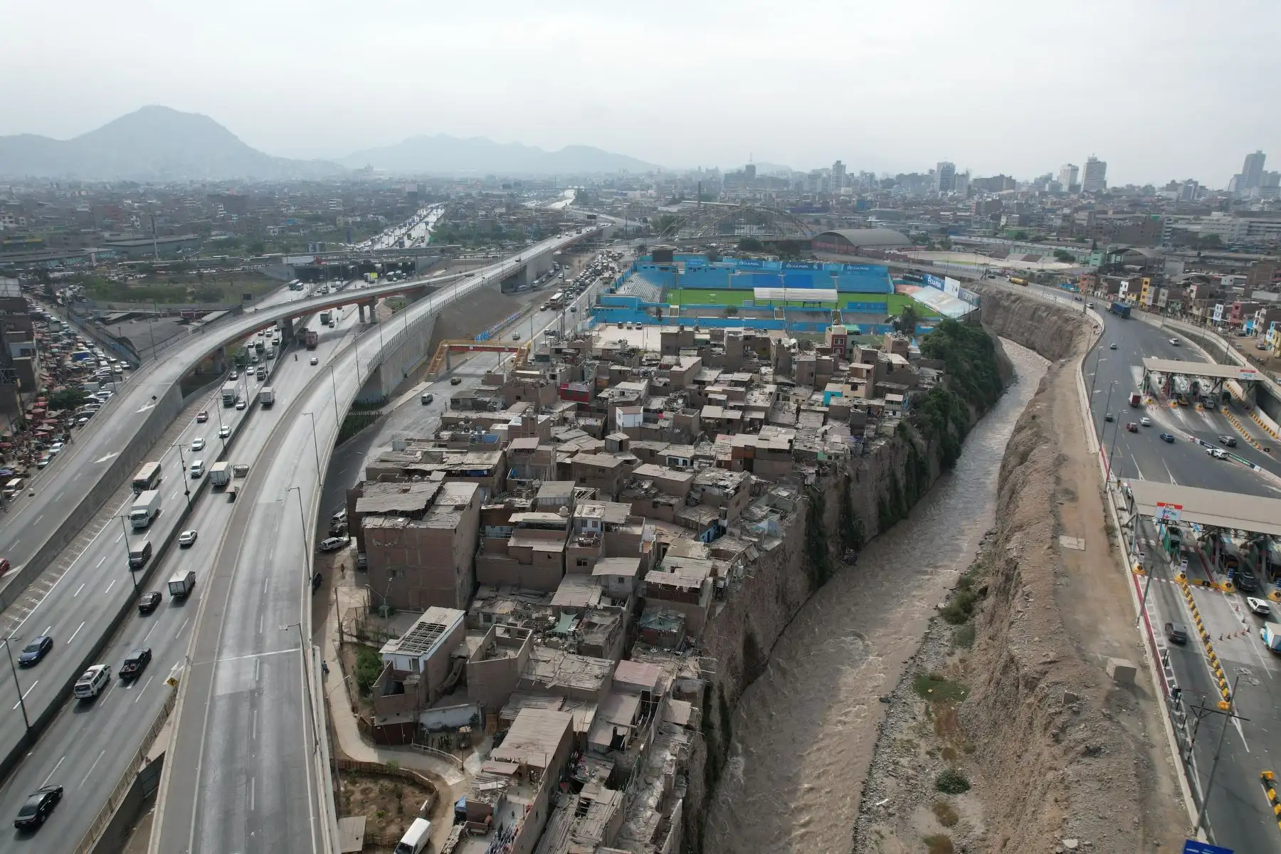 Esta situación afecta a quienes habitan las márgenes del río Rímac, que cruza los distritos de Ate, Chaclacayo, Lurigancho-Chosica, Cercado de Lima y el Rímac
Foto: ANDINA/Juan Carlos Guzmán Negrini.