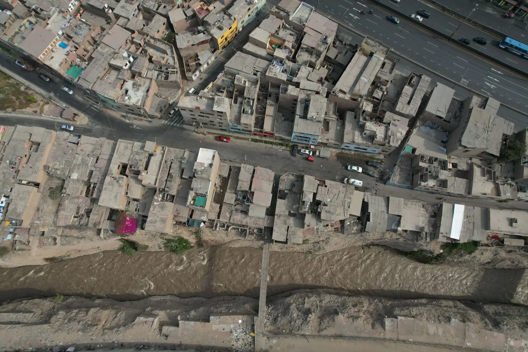 Viviendas en las laderas del río Rímac en riesgo de derrumbe ante un eventual sismo de alta magnitud.
Foto: ANDINA/Juan Carlos Guzmán Negrini.