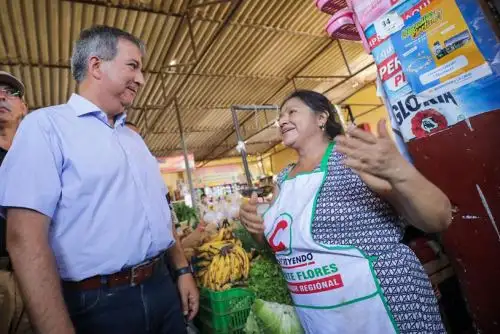 El ministro Raúl Pérez Reyes realizó un recorrido por el mercado distrital de San José en Lambayeque para conocer la situación del mismo y recibir comentarios y opiniones de los comerciantes. Foto: Ministerio de Producción