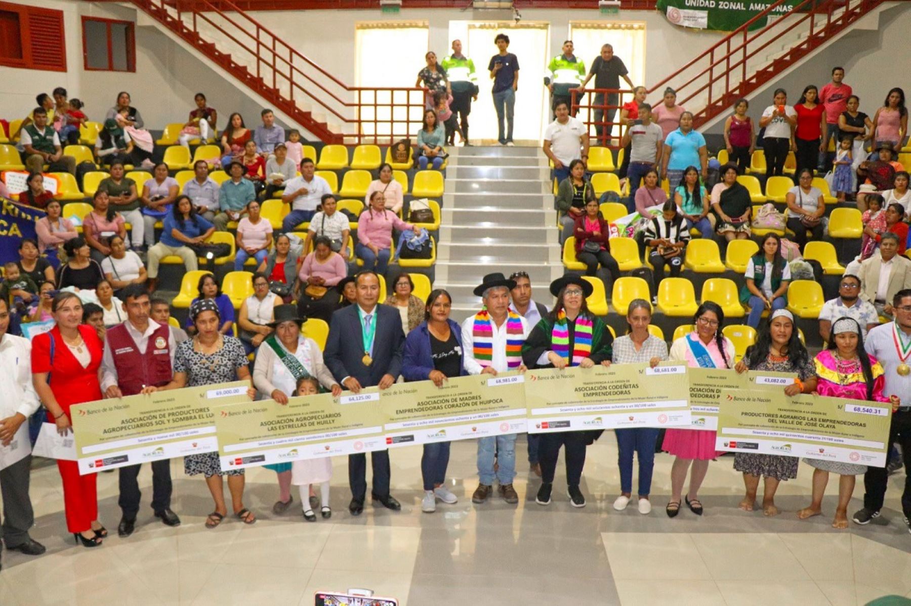 Ministra de Desarrollo Agrario y Riego, Nelly Paredes, entregó hoy en Huánuco, financiamiento para proyectos de emprendedoras rurales. Foto: Cortesía.