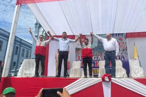 El ministro de Trabajo y Promoción del Empleo, Adolfo Adrianzén (con camisa blanca) participó en la inauguración de la “I Feria del Empleo 2023 – Yurimaguas”, en la región Loreto. Foto: Cortesía.