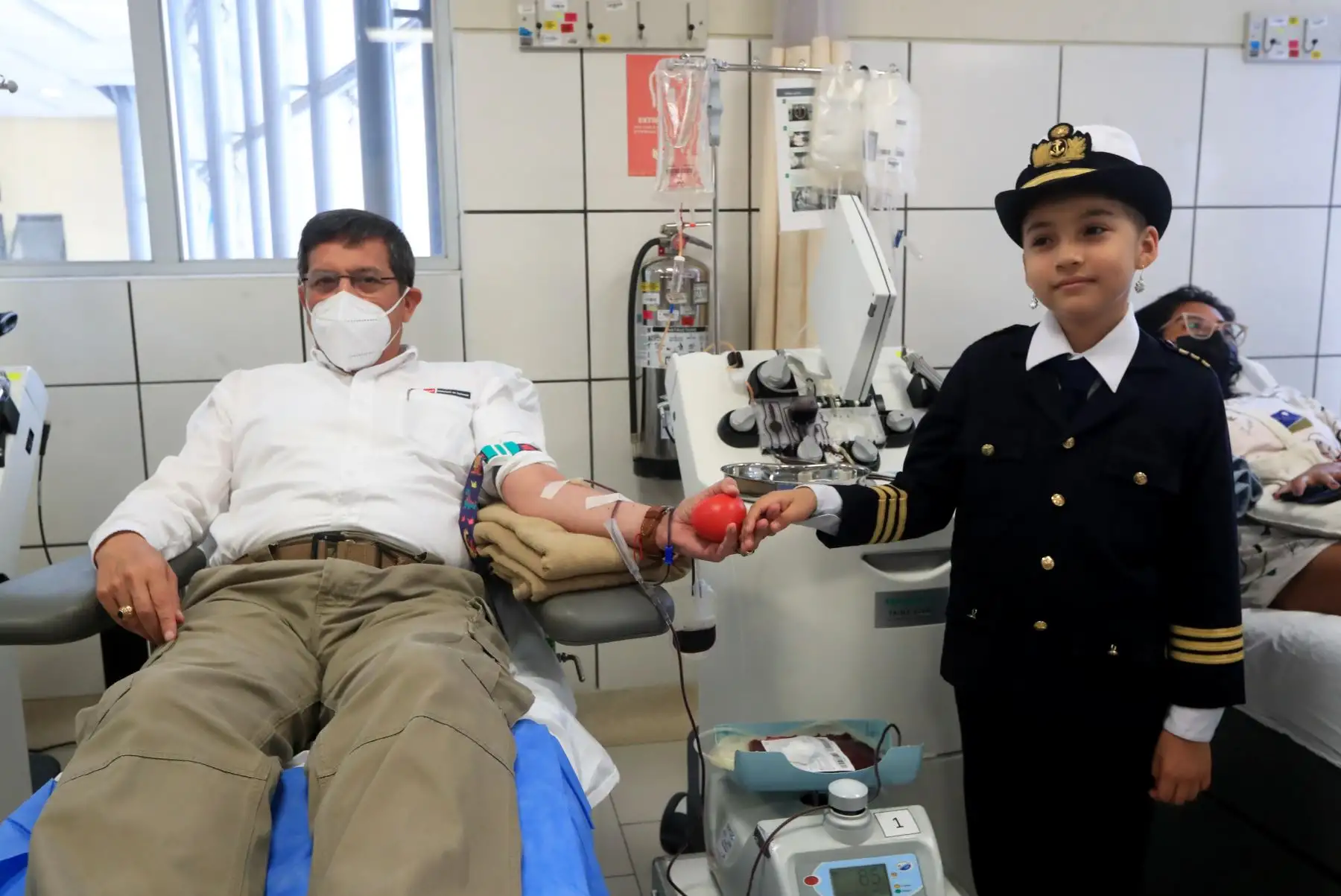 El Ministro de Defensa, Jorge Chávez, también se sumó a la donación de sangre, y saludó al personal militar que se movilizó a instalaciones del Instituto Nacional de Salud del Niño San Borja, tras el llamado solidario para los pacientes hematológicos. 
Foto: ANDINA/Mindef