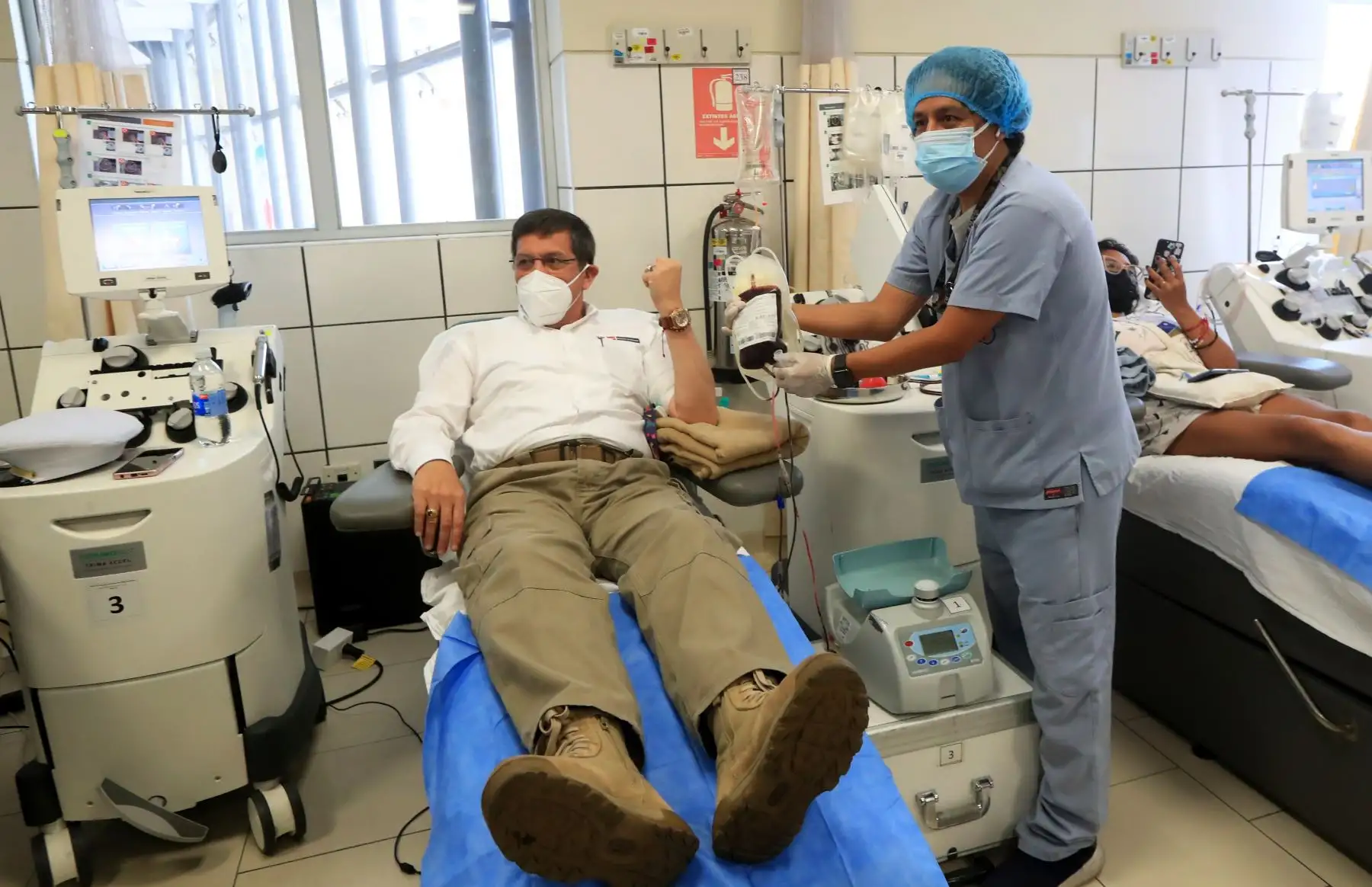 El Ministro de Defensa, Jorge Chávez, también se sumó a la donación de sangre, y saludó al personal militar que se movilizó a instalaciones del Instituto Nacional de Salud del Niño San Borja, tras el llamado solidario para los pacientes hematológicos. 
Foto: ANDINA/Mindef